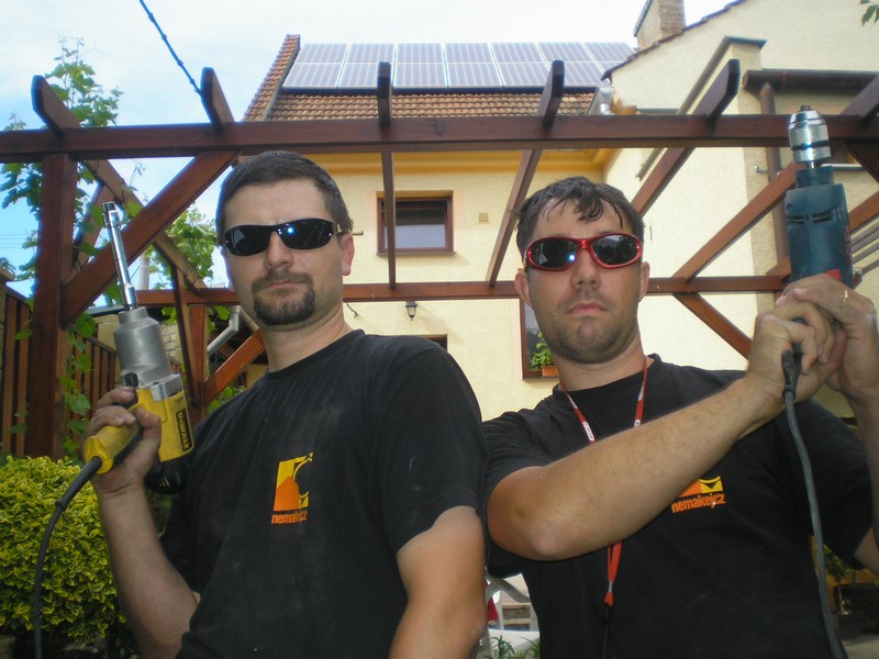 Zvětšete foto části teamu stavitelů fotovoltaických elektráren